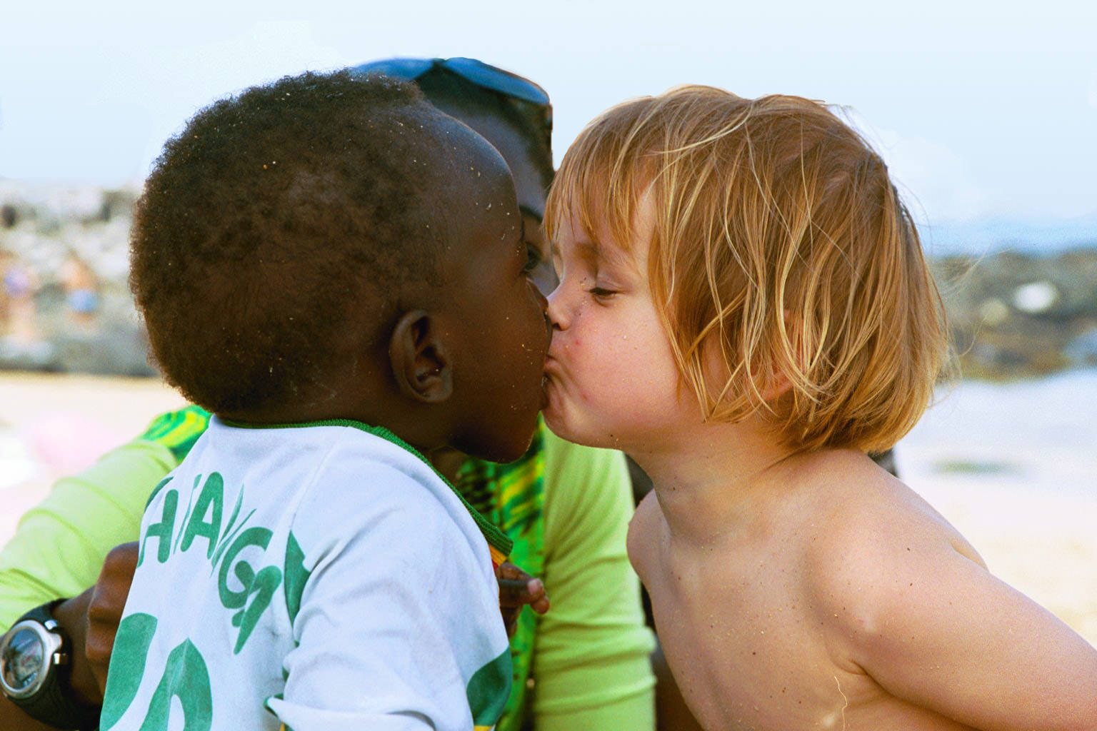 Deux enfants s’embrassent sur une plage